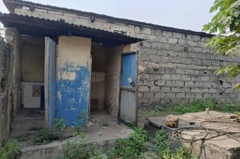 Parcelle mise en vente avec des maisons de locataires  Ndjili Q13  proximit du macadam 