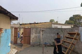 Parcelle mise en vente avec des maisons de locataires  Ndjili Q13  proximit du macadam 