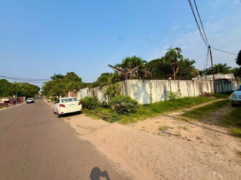 Villa sur Mbenseke 1340m2 1.200.000 morcellement possible