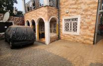 PARCELLE EN VENTE DOTÉE D'UN BÂTIMENT DE (R+1) UN NIVEAU À NGALIEMA/MA CAMPAGNE mediacongo