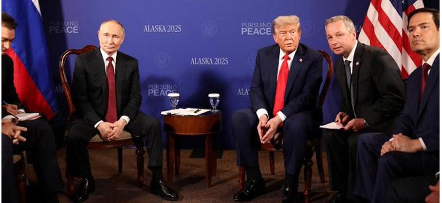 Entourés de leurs conseillers, Donald Trump et Vladimir Poutine ont  notamment discuté de la guerre en Ukraine