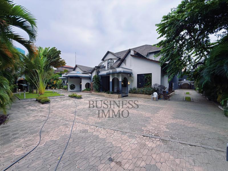 GBUSINESS IMMO MET  VOTRE DISPOSITION LA LOCATION ET LA VENTE ET LOCATION DUNE SOMPTUEUSE VILLA DE  2.000 M SITUE AU CUR DE LA GOMBE DANS UN QUARTIER CALME ET PROPICE.