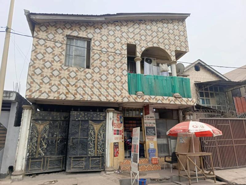 Vente parcelle inclus dun btiment type locataires dans la Commune de Kinshasa 