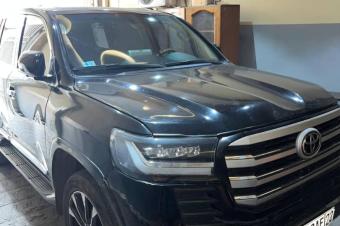 Toyota land cruiser GX.R modifi 2023  Essence   Full options  Couleur dorigine  Climatis  V8 3 banquette  Avec Frigo  Automatique  Volant gauche  Moteur impeccable  Prix  32.