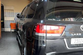 Toyota land cruiser GX.R modifi 2023  Essence   Full options  Couleur dorigine  Climatis  V8 3 banquette  Avec Frigo  Automatique  Volant gauche  Moteur impeccable  Prix  32.