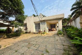Villa sur Mbenseke 1340m2 1.200.000 morcellement possible