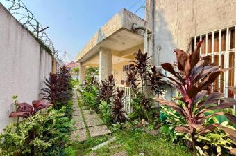 Villa sur Mbenseke 1340m2 1.200.000 morcellement possible