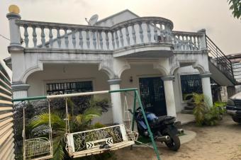 Parcelle de 13msur38  vendre  maman Mobutu 150000 dollars  discuter lgrement contenant une maison de 3 ch salon cuisine 2 douche toilette et un parking de 7 vhicules 