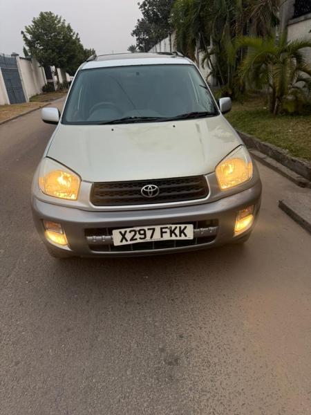TOYOTA RAV4 INTERMDIAIRE 