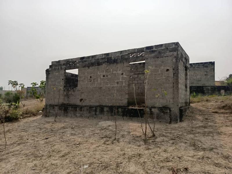 Opportunit  saisir  parcelle 20x20m avec maison inacheve  Ndjili brasserie