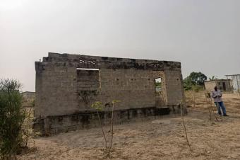 Opportunit  saisir  parcelle 20x20m avec maison inacheve  Ndjili brasserie