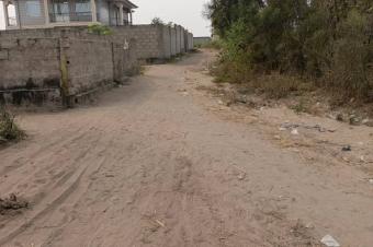 Opportunit  saisir  parcelle 20x20m avec maison inacheve  Ndjili brasserie