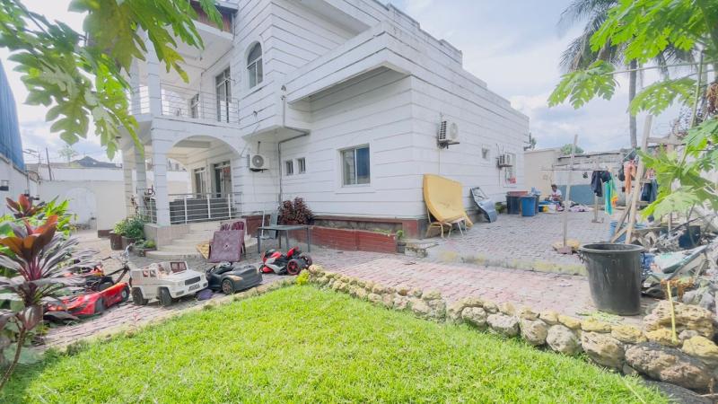 Parcelle de 750m avec deux btiments  avenue asphalte en plein coeur de GBNgaliema 