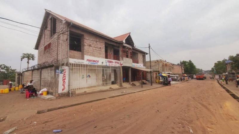 Vente parcelle inclus dun immeuble de R1  Bibwa Nsele  investissement avec revenus 