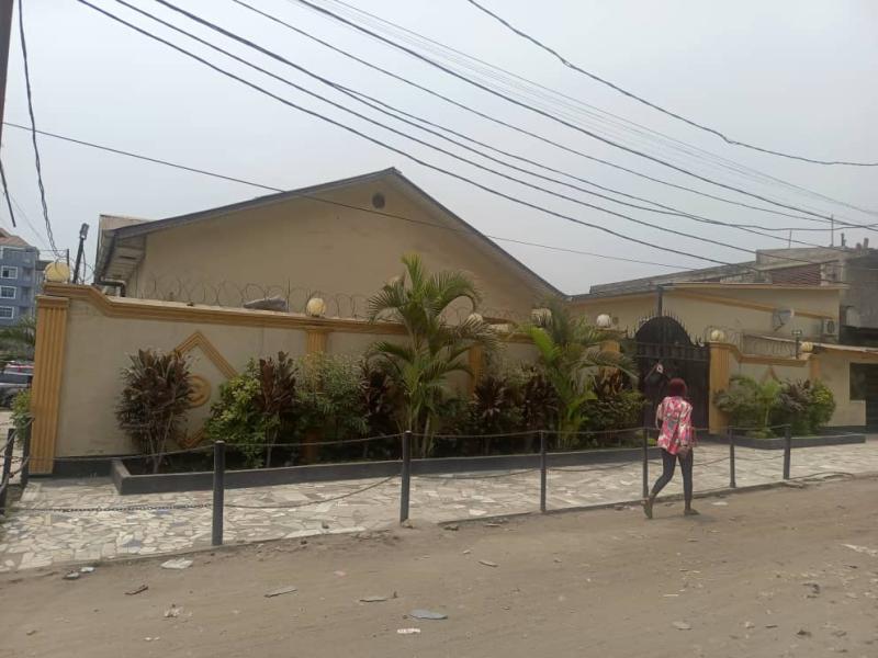Grande parcelle meuble  vendre  Barumbu Quartier Bon March