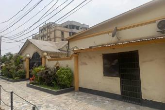 Grande parcelle meuble  vendre  Barumbu Quartier Bon March