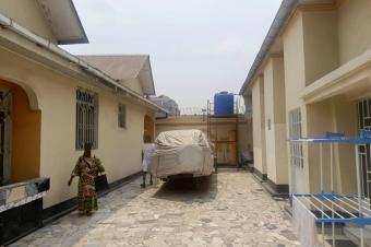 Grande parcelle meuble  vendre  Barumbu Quartier Bon March