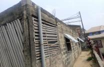 Parcelle en vente situé à Mont Ngafula sur l'asphalte de la route bypass avec maison contenant une fondation de R+1 mediacongo