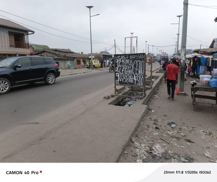 Parcelle en vente sur macadam au coin  Ngiri ngiri 