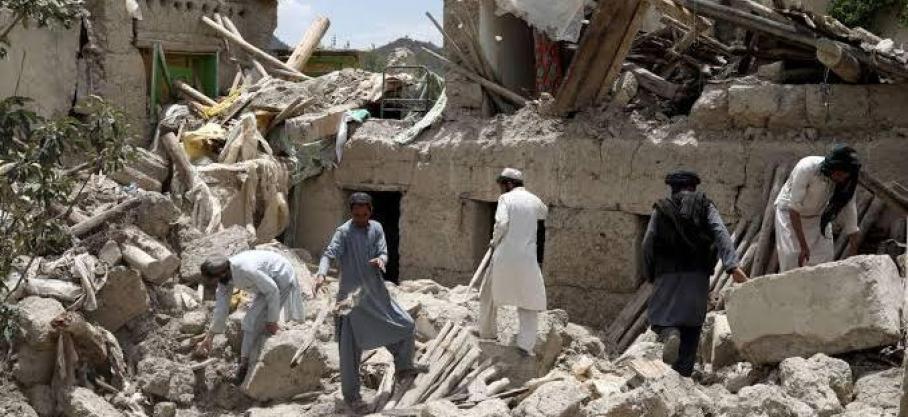 Afghanistan : plus de 800 personnes tuées par un puissant séisme dans l’est du pays