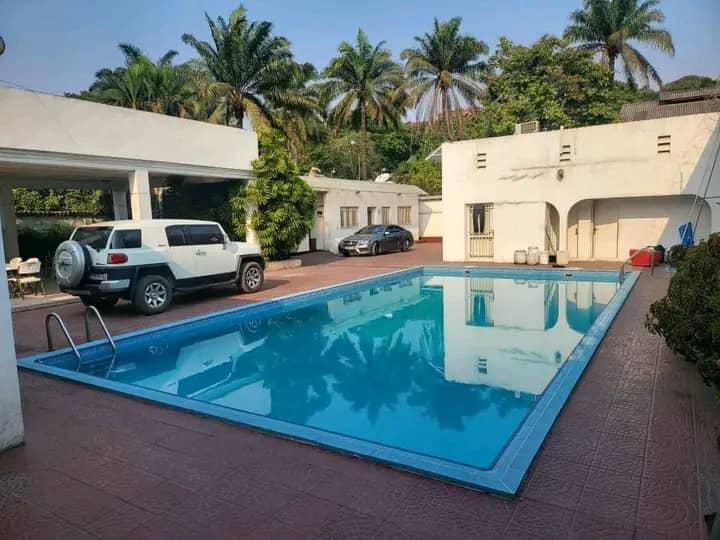 Luxueuse parcelle avec Villa et piscine  Gombe Zone A mise en vente