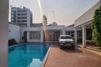 Luxueuse parcelle avec Villa et piscine  Gombe Zone A mise en vente