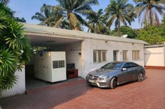 Luxueuse parcelle avec Villa et piscine  Gombe Zone A mise en vente