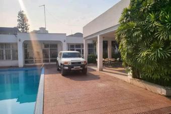 Luxueuse parcelle avec Villa et piscine  Gombe Zone A mise en vente