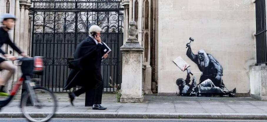 Royaume-Uni: Banksy a dévoilé une nouvelle œuvre choc à Londres ce lundi 8 septembre 2025, après les arrestations de militants propalestiniens.
