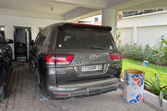 Toyota land cruiser GX.R modifi 2023  Full options  Essence  8 cylindres  Volant gauche  Automatique  Moteur impeccable   Prix  42.000  discut lgrement  Localisation app