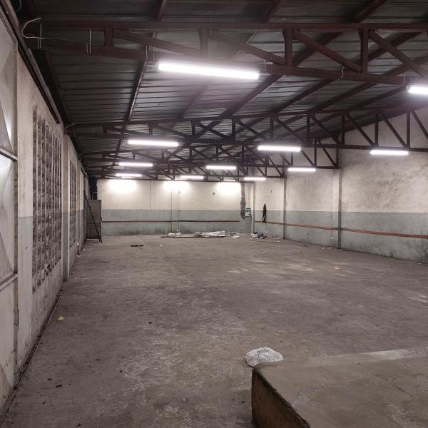 Grand Entrept de 250m avec Parking  Louer  NgiriNgiri