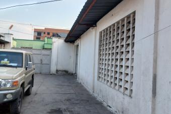 Grand Entrept de 250m avec Parking  Louer  NgiriNgiri