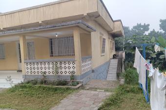 GS13IMMO SARL met  votre disposition la vente de cette parcelle  sur Macadam QMaman Yemo. Rf Arme. CMontngafula. Dimension 3040M. Prix 250.000  discuter.  vous.
