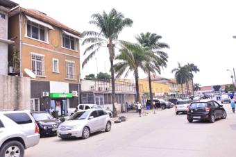 GS13IMMO SARL met  votre disposition la vente de cet immeuble R2 CGombe zone A. Rf Immeuble C.T.C. Dimension  825M. Prix initial de vente 1.500.000  discuter.  vous.