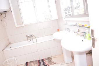 GS13IMMO SARL met  votre disposition la vente de cet immeuble R2 CGombe zone A. Rf Immeuble C.T.C. Dimension  825M. Prix initial de vente 1.500.000  discuter.  vous.