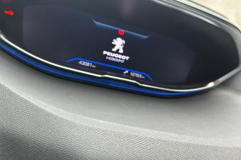 Peugeot 3008  Diesel  4 cylindres  Full options  Automatique  Moteur impeccable   Prix  17.000  discut lgrement  Localisation appel   Offre directe