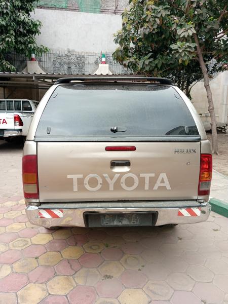 TOYOTA HILUX SANS PLAQUE 