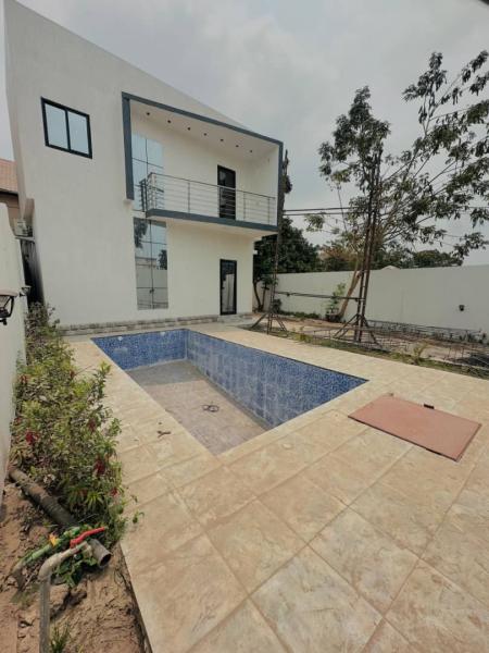 Grande parcelle avec maison et piscine  vendre  Ngaliema Mimosa