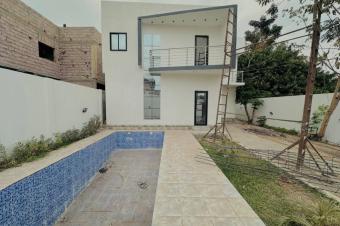 Grande parcelle avec maison et piscine  vendre  Ngaliema Mimosa