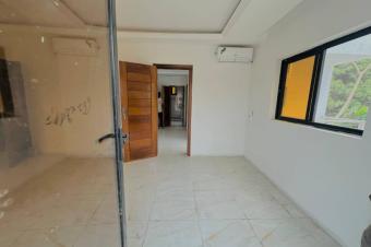 Grande parcelle avec maison et piscine  vendre  Ngaliema Mimosa