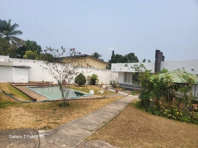 VILLA AVEC PISCINE EN VENTE  NGALIEMA  BINZA UPN