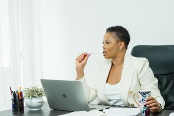 exprimente dans le placement de personnel qualifi. 