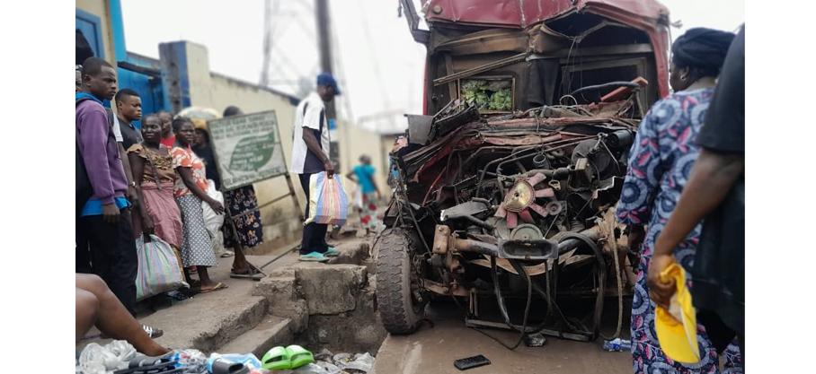 Kinshasa : Au moins deux morts et d'énormes dégâts matériels signalés dans un accident de circulation survenu ce vendredi matin 26 septembre 2025 à Matadi Kibala, dans la commune de Mont-Ngafula, où un grand camion, transportant des denrées alimentaires, 
