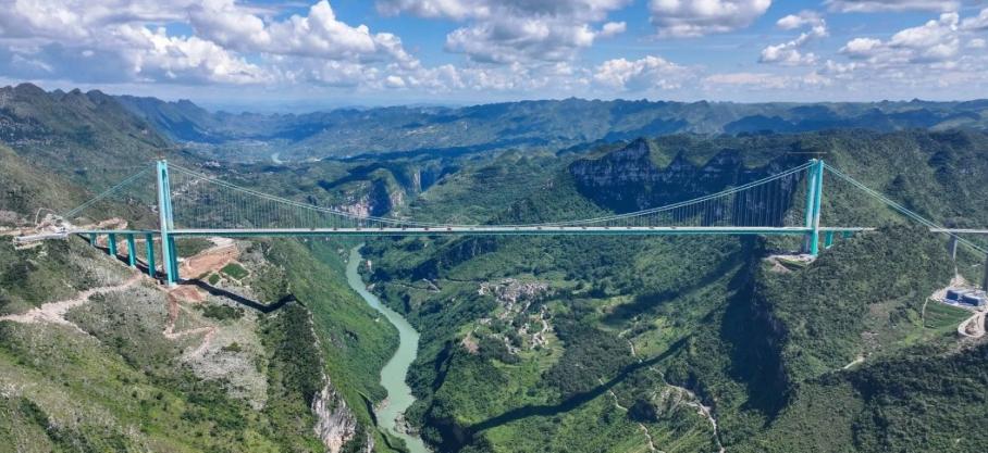 La Chine met en service le pont le plus haut du monde