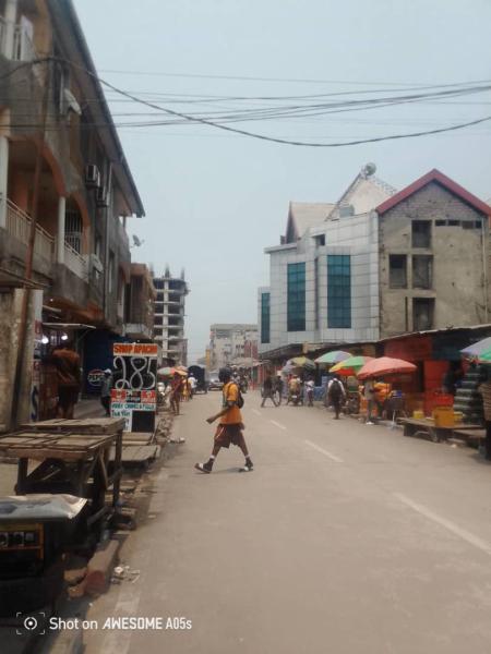 Demiparcelle locative  vendre  Wangata Kinshasa proche Gombe