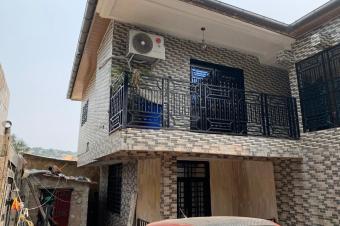 Vente parcelle clture avec immeuble locatif  Ngaliema excellent emplacement