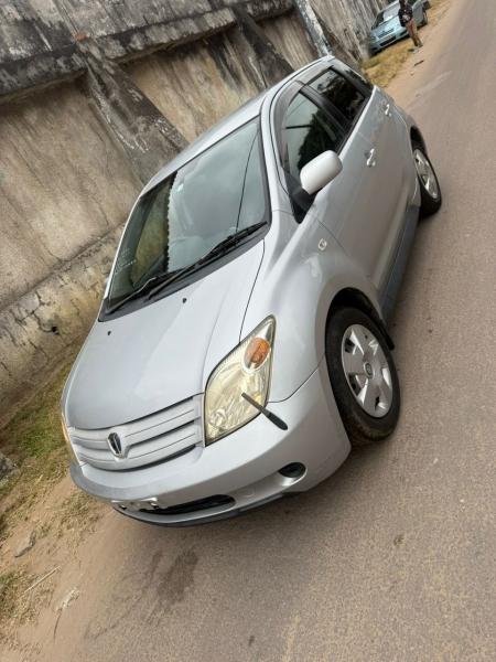 TOYOTA IST SANS PLAQUE  VENDRE 