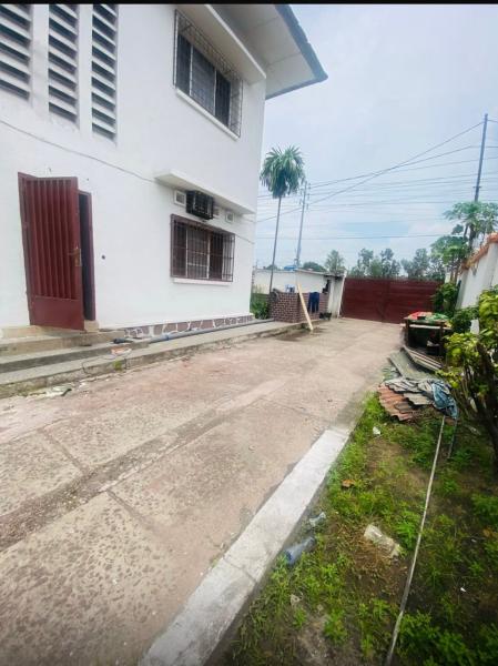 Villa stratgique  usage mixte rsidentiel  commercial  Limete Petit Boulevard 