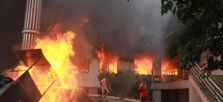 Népal: des manifestants ont mis le feu au Parlement 