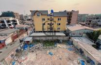 G-BUSINESS IMMO MET A VOTRE DISPOSITION LA VENTE D’UN SUPERBE TERRAIN DE 15 M DE SUR 25 M SOIT 375 M², CLÔTURÉ AVEC ANNEXE STUDIO, IDÉALEMENT SITUÉ À 200M DE LA ROUTE PRINCIPALE mediacongo